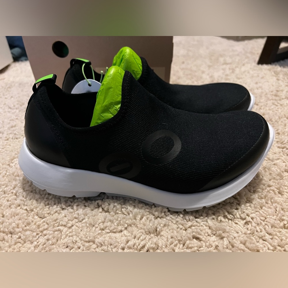 Women’s Oofos OOmg Sport shoe size 8